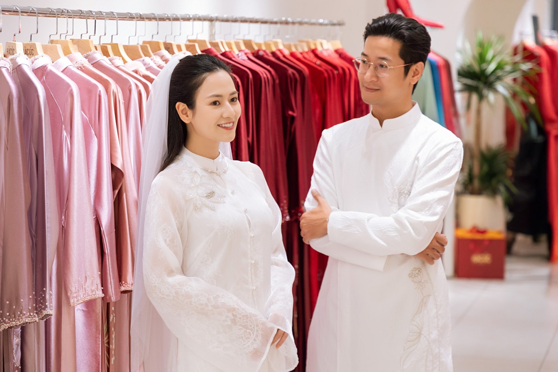 Mỹ nh&acirc;n VTV được chồng l&agrave; đồng m&ocirc;n, đồng nghiệp si m&ecirc;, y&ecirc;u chiều, kh&ocirc;ng ghen khi đ&oacute;ng cảnh t&igrave;nh cảm- Ảnh 6.