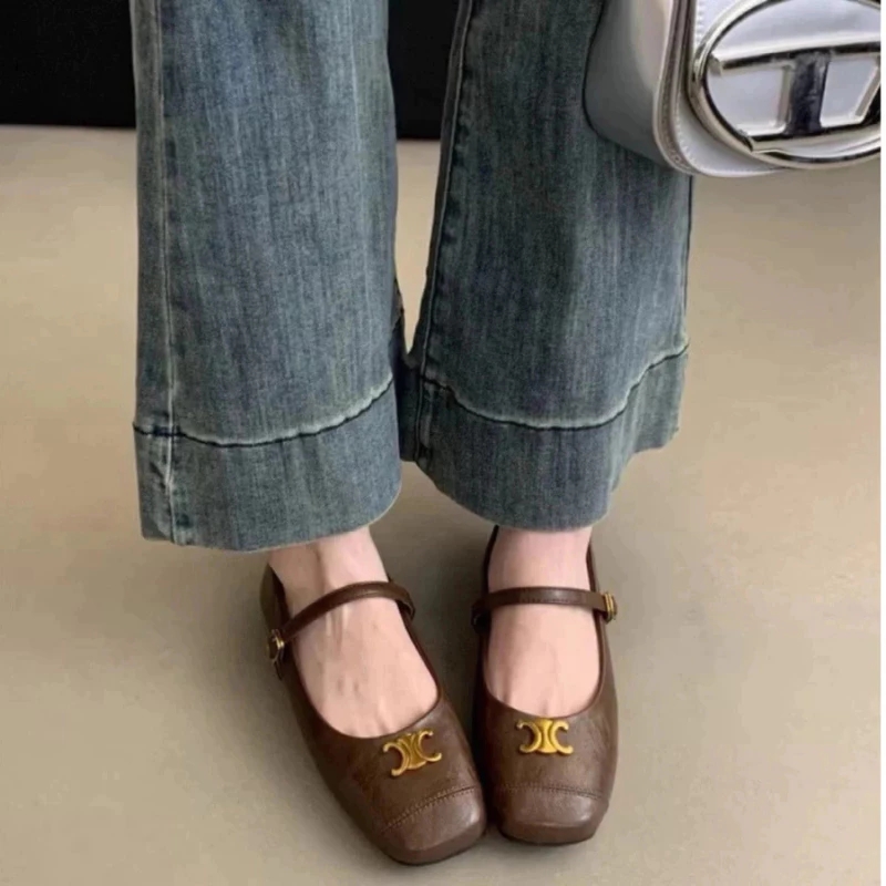 Gi&agrave;y trắng "thất sủng" rồi! M&ugrave;a xu&acirc;n năm nay chị em cứ sắm "gi&agrave;y n&acirc;u" đảm bảo mặc g&igrave; cũng sang, hack d&aacute;ng cực đỉnh- Ảnh 13.