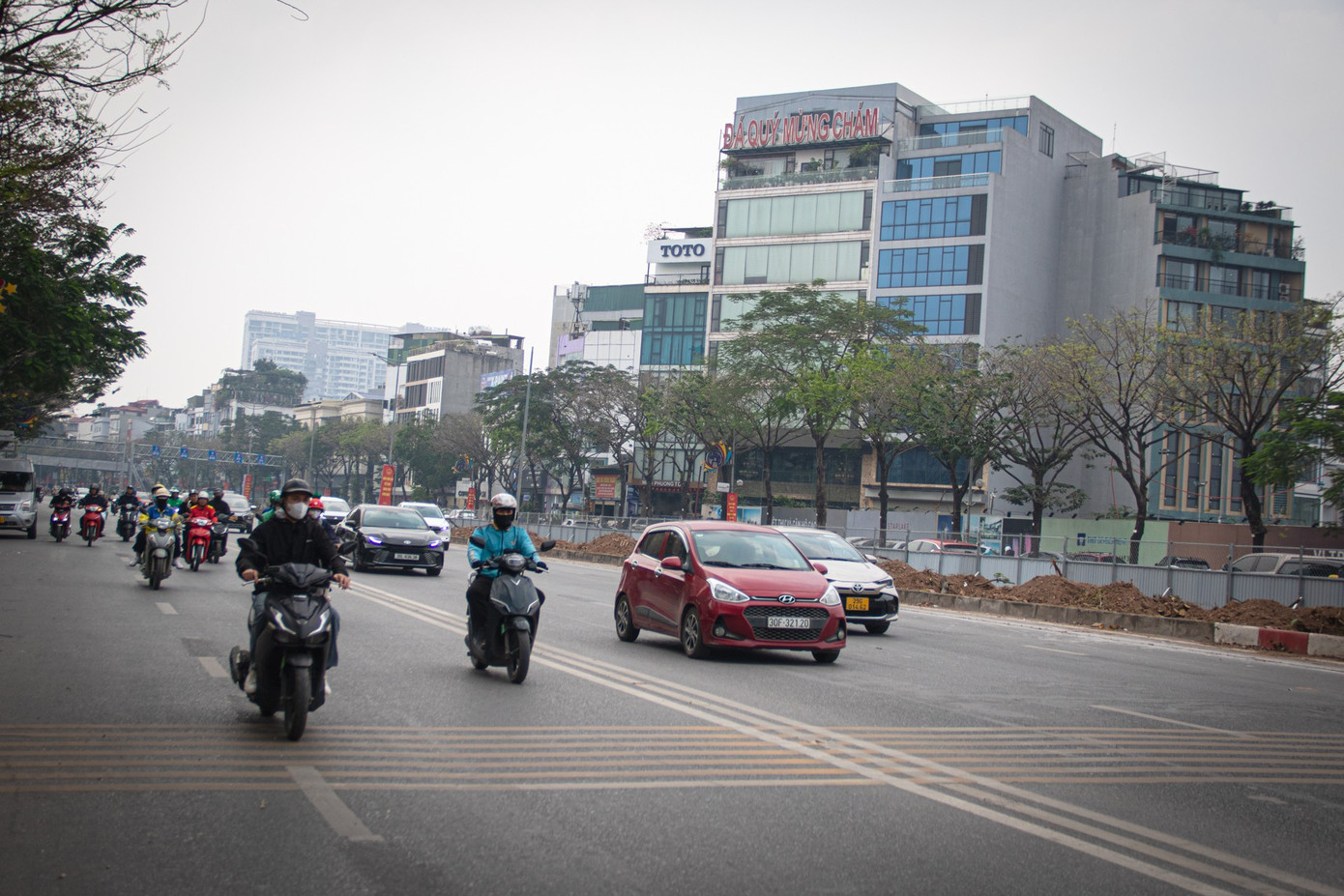 H&agrave; Nội: Th&aacute;o dỡ h&agrave;ng r&agrave;o sắt ph&acirc;n l&agrave;n v&agrave; giải ph&acirc;n c&aacute;ch tr&ecirc;n đường V&otilde; Ch&iacute; C&ocirc;ng- Ảnh 13.