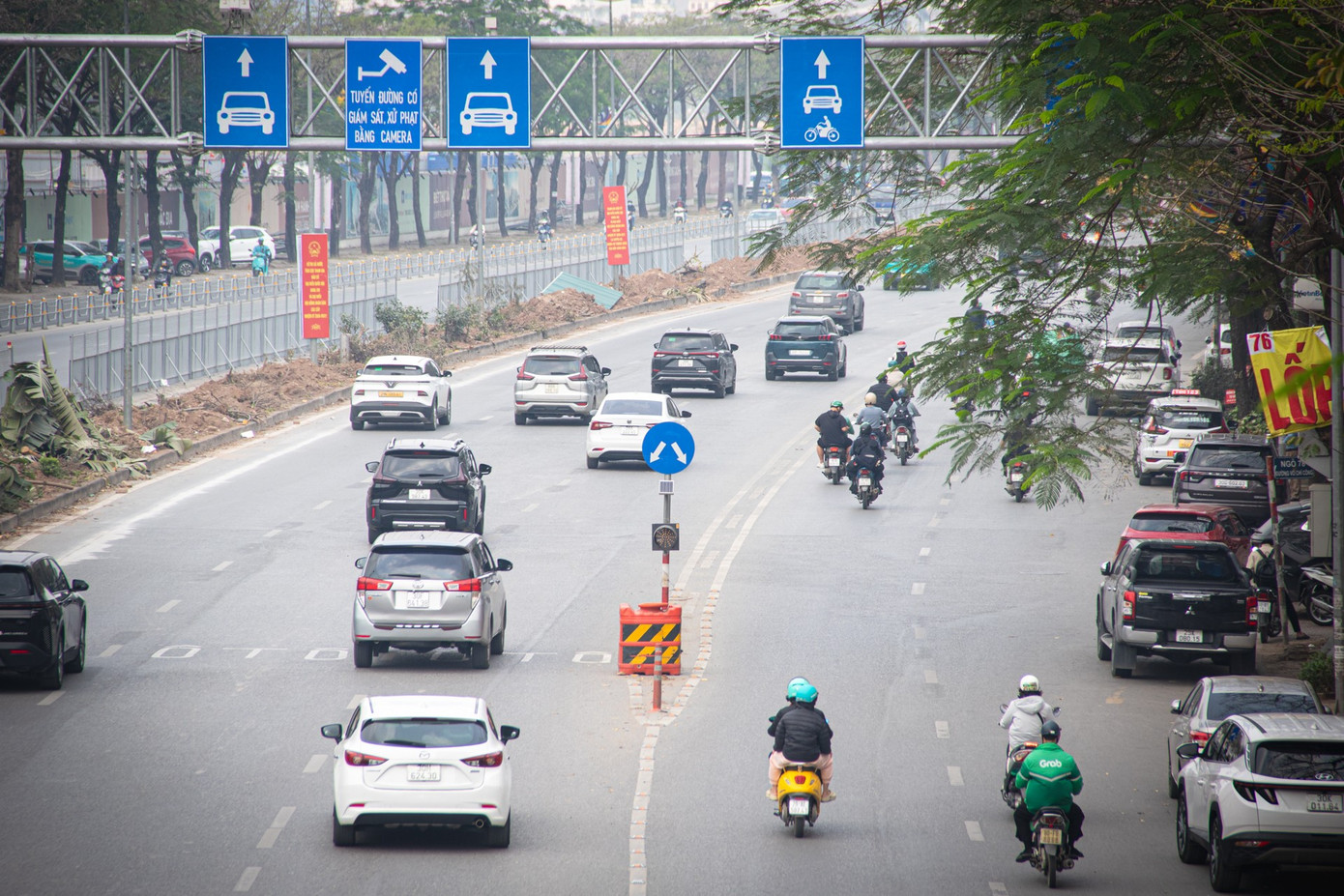 H&agrave; Nội: Th&aacute;o dỡ h&agrave;ng r&agrave;o sắt ph&acirc;n l&agrave;n v&agrave; giải ph&acirc;n c&aacute;ch tr&ecirc;n đường V&otilde; Ch&iacute; C&ocirc;ng- Ảnh 7.