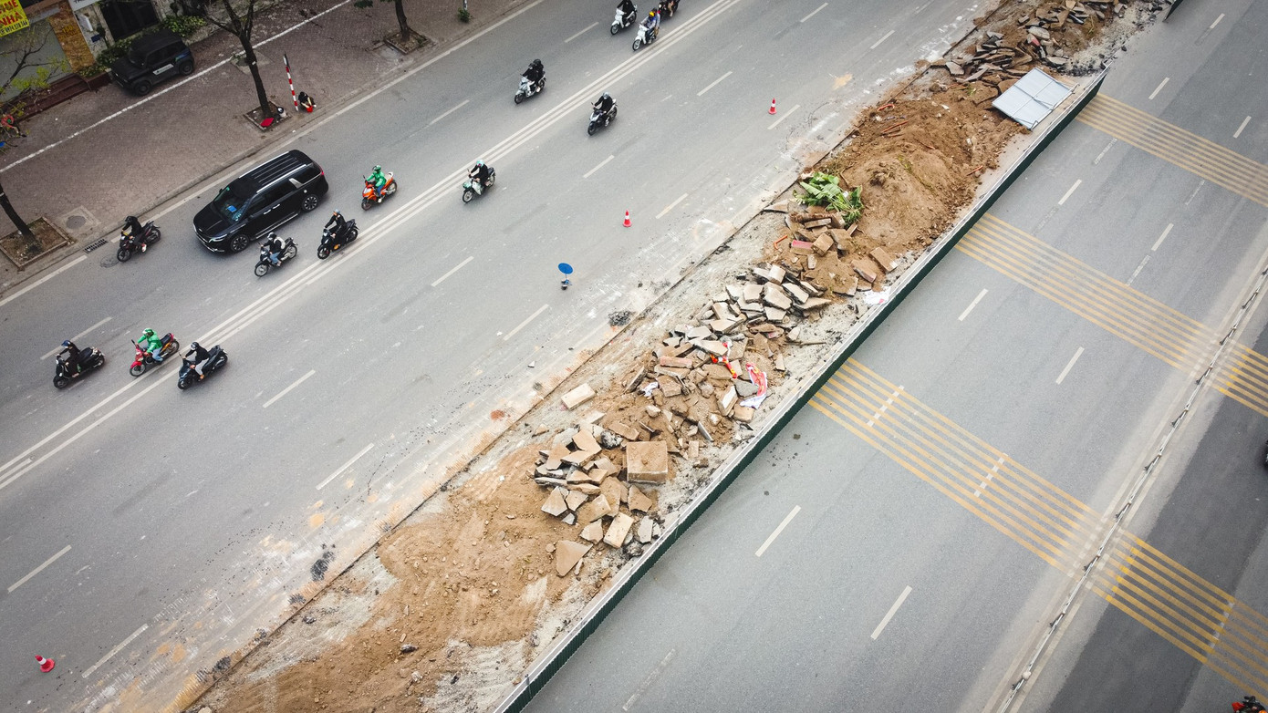 H&agrave; Nội: Th&aacute;o dỡ h&agrave;ng r&agrave;o sắt ph&acirc;n l&agrave;n v&agrave; giải ph&acirc;n c&aacute;ch tr&ecirc;n đường V&otilde; Ch&iacute; C&ocirc;ng- Ảnh 6.