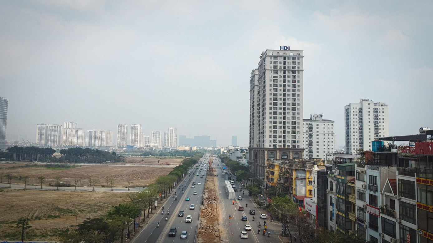 H&agrave; Nội: Th&aacute;o dỡ h&agrave;ng r&agrave;o sắt ph&acirc;n l&agrave;n v&agrave; giải ph&acirc;n c&aacute;ch tr&ecirc;n đường V&otilde; Ch&iacute; C&ocirc;ng- Ảnh 1.