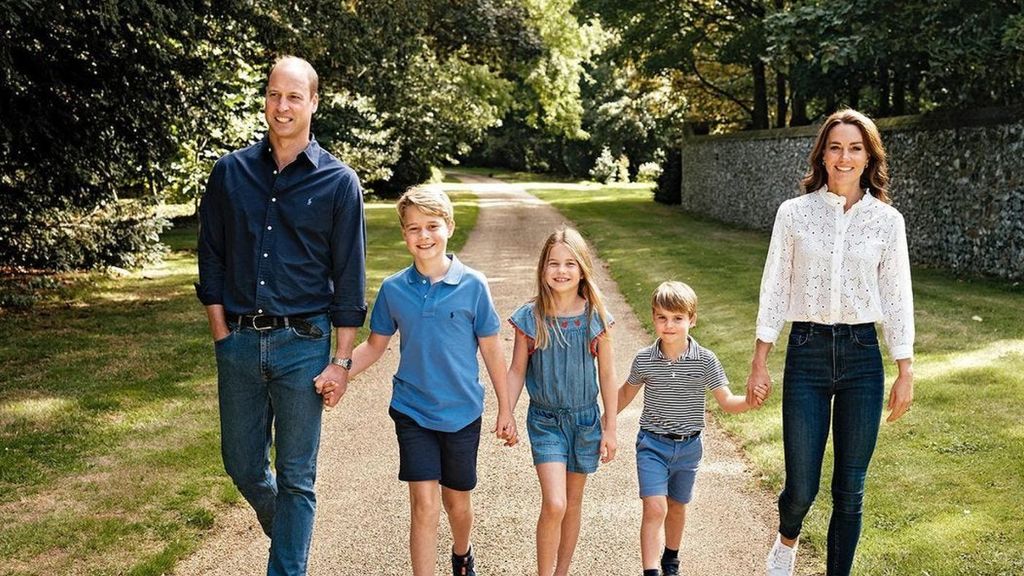 C&aacute;ch Vương phi Kate b&ugrave; đắp cho c&aacute;c con khi lỡ giờ đ&oacute;n h&oacute;a ra cũng giống hệt nhiều b&agrave; mẹ Việt Nam!- Ảnh 1.