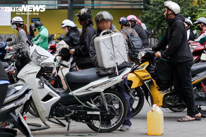 Người d&acirc;n mang can mua, chuy&ecirc;n gia n&oacute;i nguồn xăng trong nước cơ bản vẫn bảo đảm- Ảnh 4.
