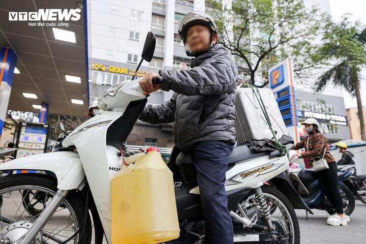 Người d&acirc;n mang can mua, chuy&ecirc;n gia n&oacute;i nguồn xăng trong nước cơ bản vẫn bảo đảm- Ảnh 2.