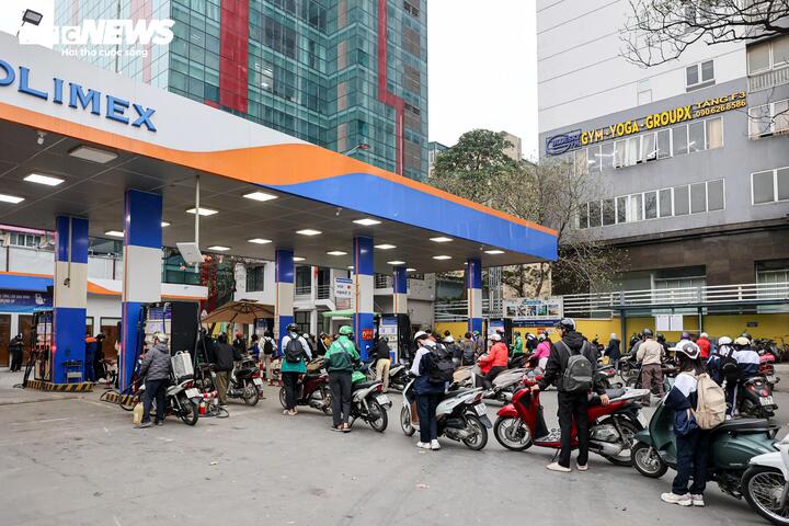 Người d&acirc;n mang can mua, chuy&ecirc;n gia n&oacute;i nguồn xăng trong nước cơ bản vẫn bảo đảm- Ảnh 3.