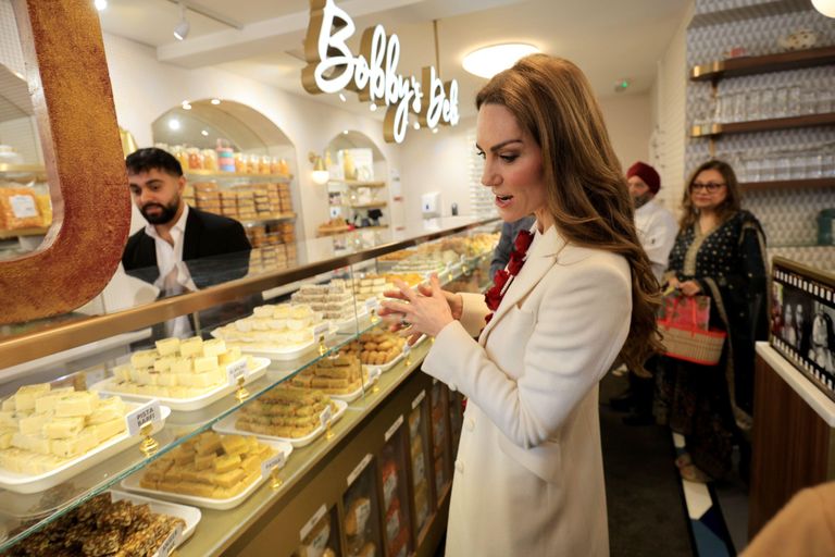 C&aacute;ch Vương phi Kate b&ugrave; đắp cho c&aacute;c con khi lỡ giờ đ&oacute;n h&oacute;a ra cũng giống hệt nhiều b&agrave; mẹ Việt Nam!- Ảnh 2.