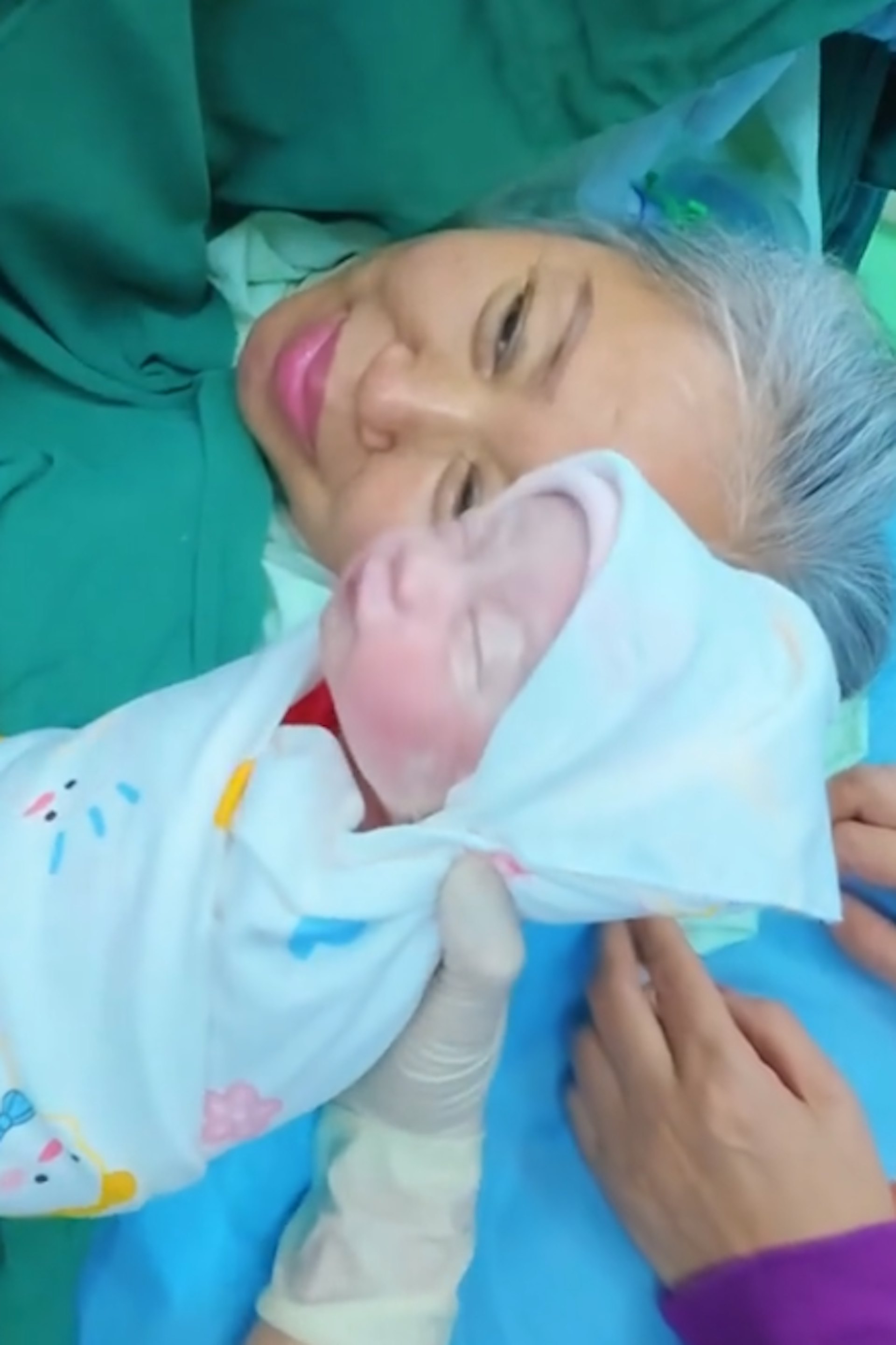 Một sản phụ sinh con ở tuổi 63 nhờ IVF, nhiều người tranh c&atilde;i- Ảnh 3.