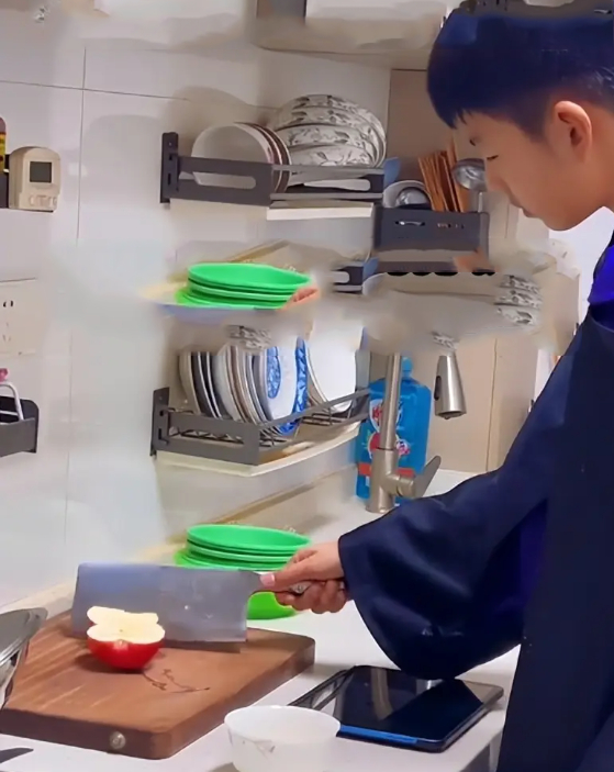 Năm 2026 rồi m&agrave; vẫn c&oacute; người nu&ocirc;i dạy con trai kiểu n&agrave;y!- Ảnh 1.