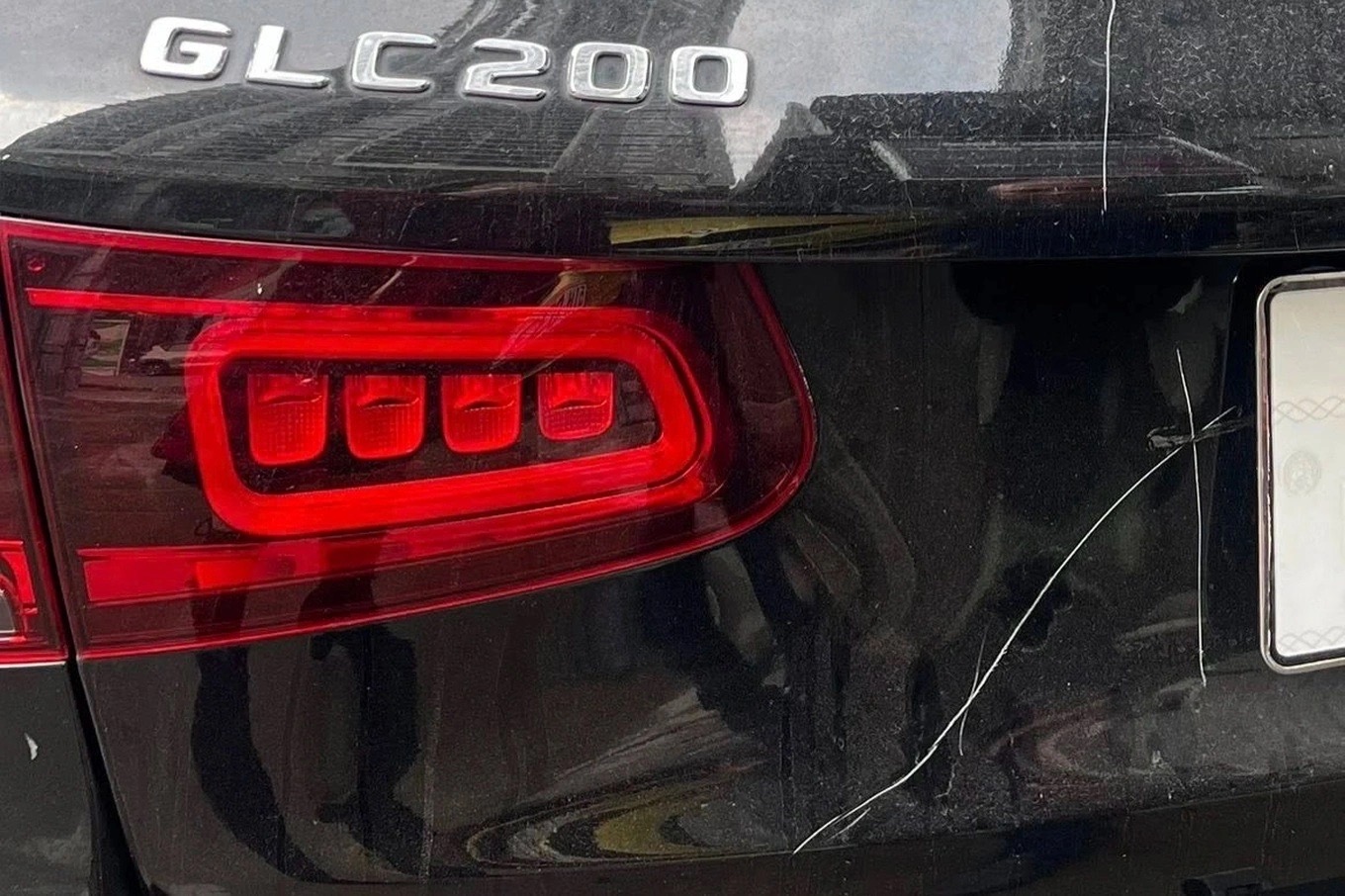 Vụ Mercedes bị đập gương, cào xước khi đỗ bên đường ở Hà Nội: Danh tính người phụ nữ vừa bị khởi tố- Ảnh 2.