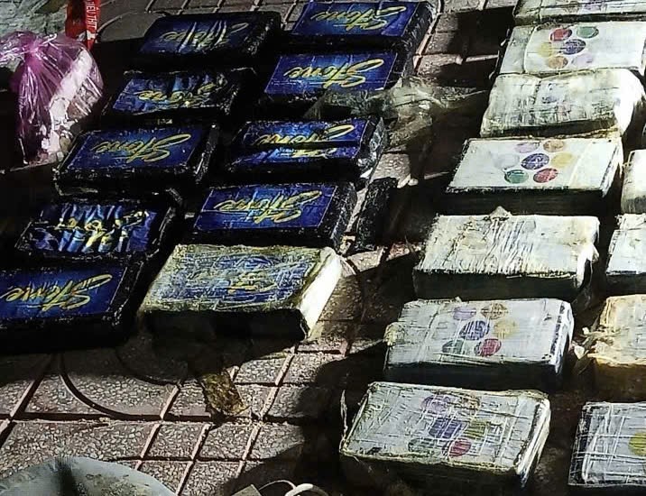 Một người nhặt ve chai ở L&acirc;m Đồng ph&aacute;t hiện chiếc t&uacute;i chứa 24 b&aacute;nh nghi ma t&uacute;y- Ảnh 1.