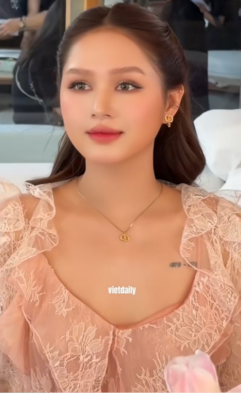 Xo&agrave;i Non đọ sắc bạn g&aacute;i HIEUTHUHAI: Ch&ecirc;nh nhau đ&uacute;ng 1 tuổi, ai hơn ai đ&acirc;y?- Ảnh 7.