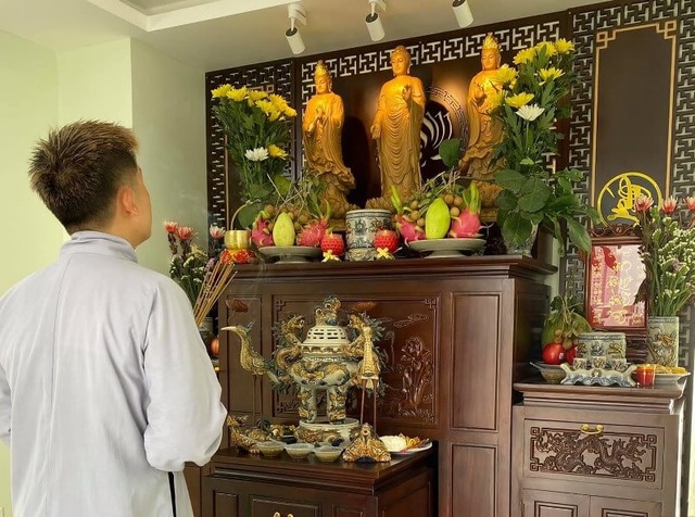 Cảnh b&aacute;o đặc biệt tới c&aacute;c gia đ&igrave;nh đang cắm hoa c&uacute;c tr&ecirc;n b&agrave;n thờ ng&agrave;y Rằm, m&ugrave;ng 1- Ảnh 2.