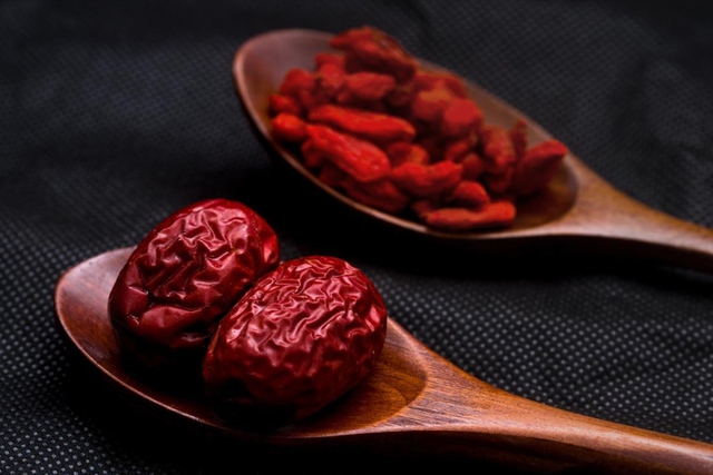 Sau 35 tuổi, phụ nữ ăn 4 loại thực phẩm n&agrave;y thường "gi&agrave; chậm" hơn: Kh&ocirc;ng cần mỹ phẩm đắt tiền m&agrave; da vẫn hồng h&agrave;o, &iacute;t nếp nhăn- Ảnh 3.