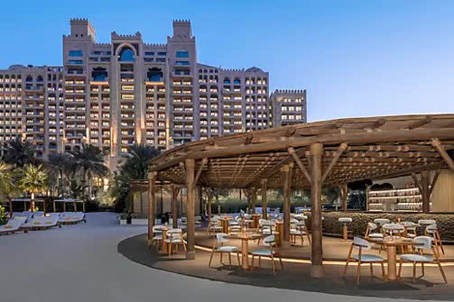 Kh&aacute;ch Việt chia sẻ h&igrave;nh ảnh kh&aacute;ch sạn 5 sao ở Dubai trước khi bị tr&uacute;ng t&ecirc;n lửa- Ảnh 7.