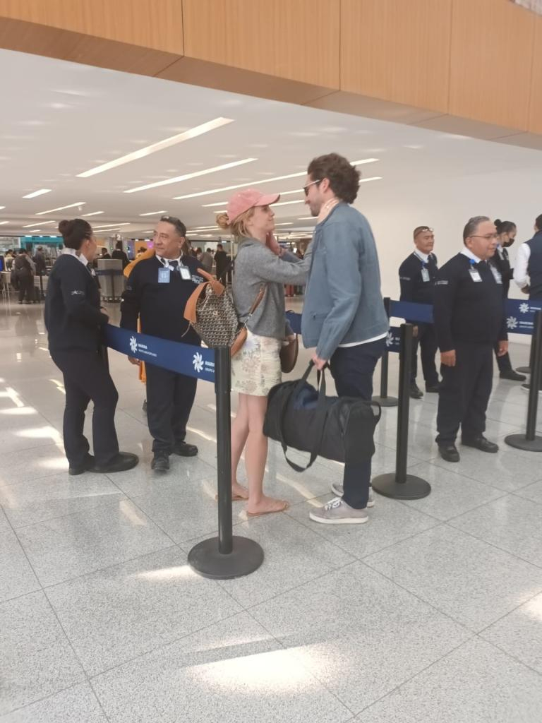 Emma Watson c&ocirc;ng khai bạn trai tỷ ph&uacute; mới, trao nhau nụ h&ocirc;n 