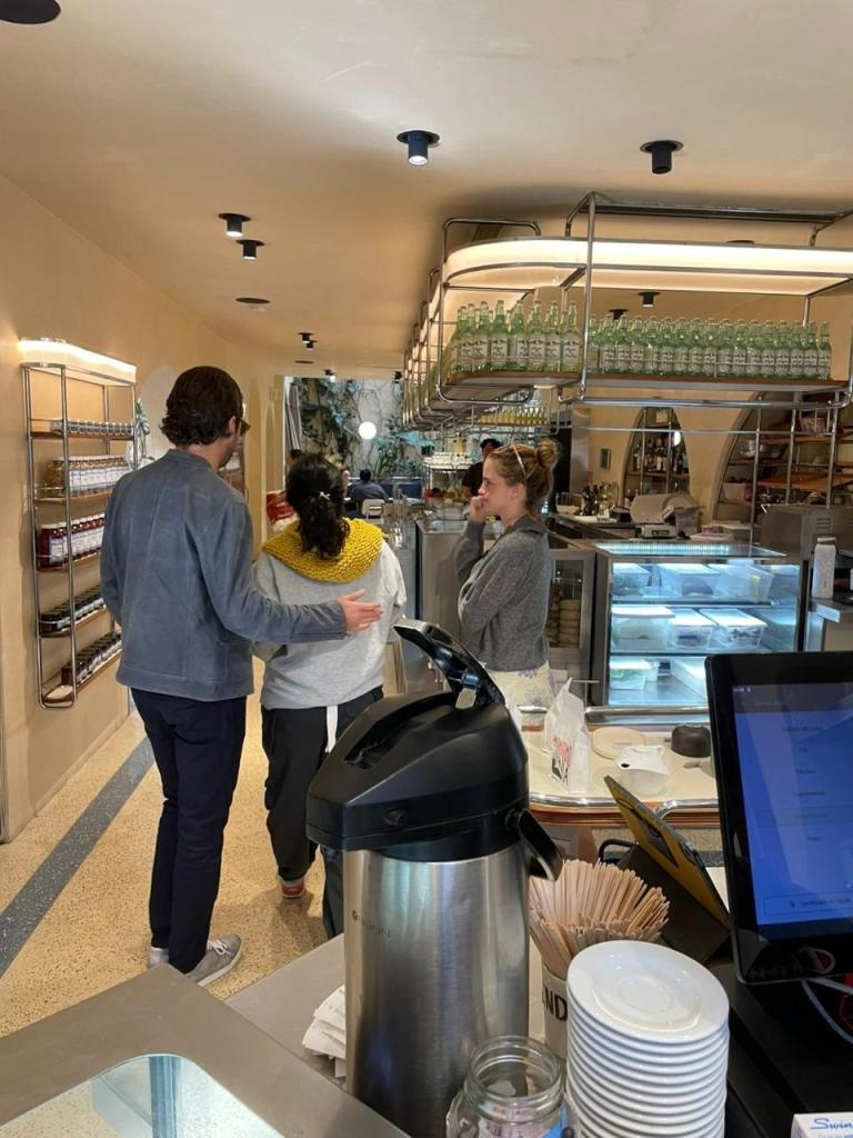 Emma Watson c&ocirc;ng khai bạn trai tỷ ph&uacute; mới, trao nhau nụ h&ocirc;n 