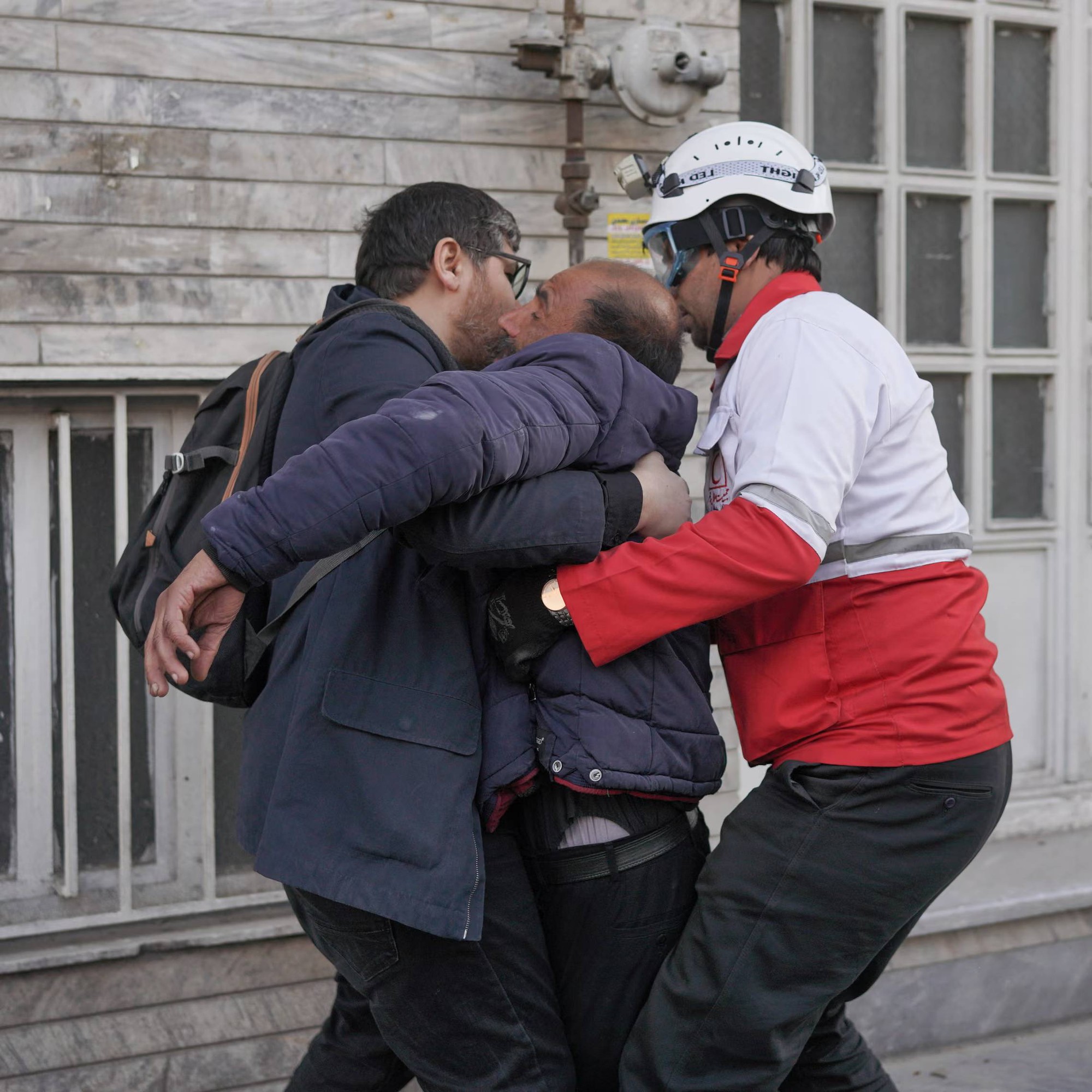 Ch&ugrave;m ảnh: Nh&igrave;n lại một tuần Iran ch&igrave;m trong cuộc xung đột "chưa từng c&oacute;"- Ảnh 33.