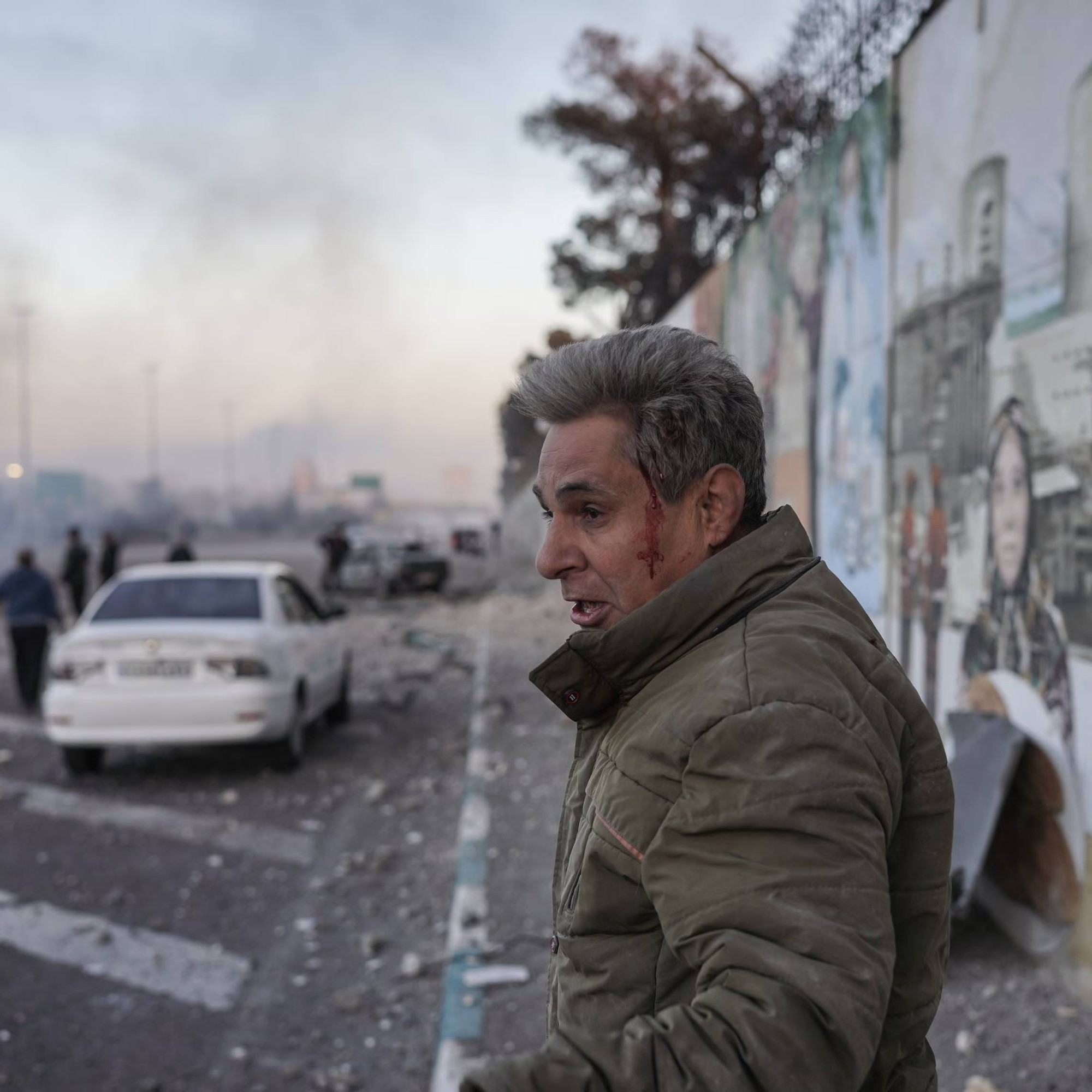 Ch&ugrave;m ảnh: Nh&igrave;n lại một tuần Iran ch&igrave;m trong cuộc xung đột "chưa từng c&oacute;"- Ảnh 36.