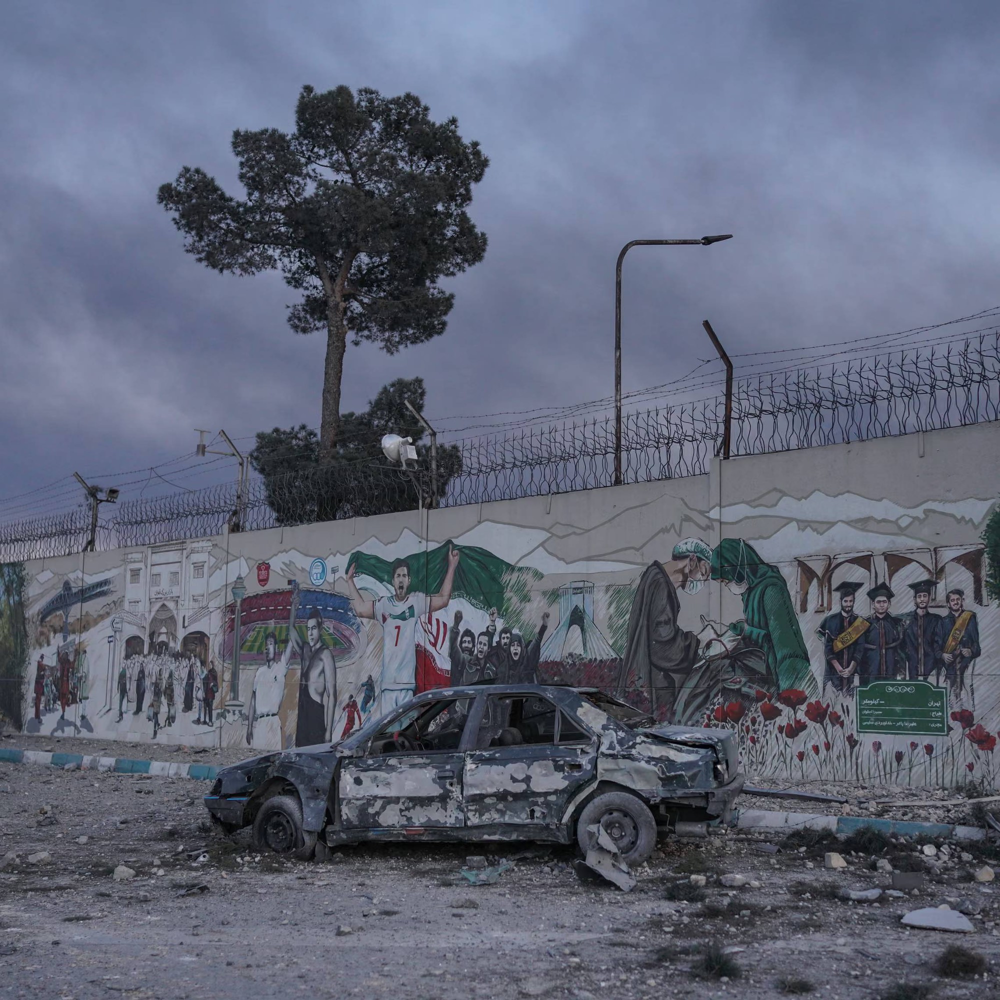 Ch&ugrave;m ảnh: Nh&igrave;n lại một tuần Iran ch&igrave;m trong cuộc xung đột "chưa từng c&oacute;"- Ảnh 35.