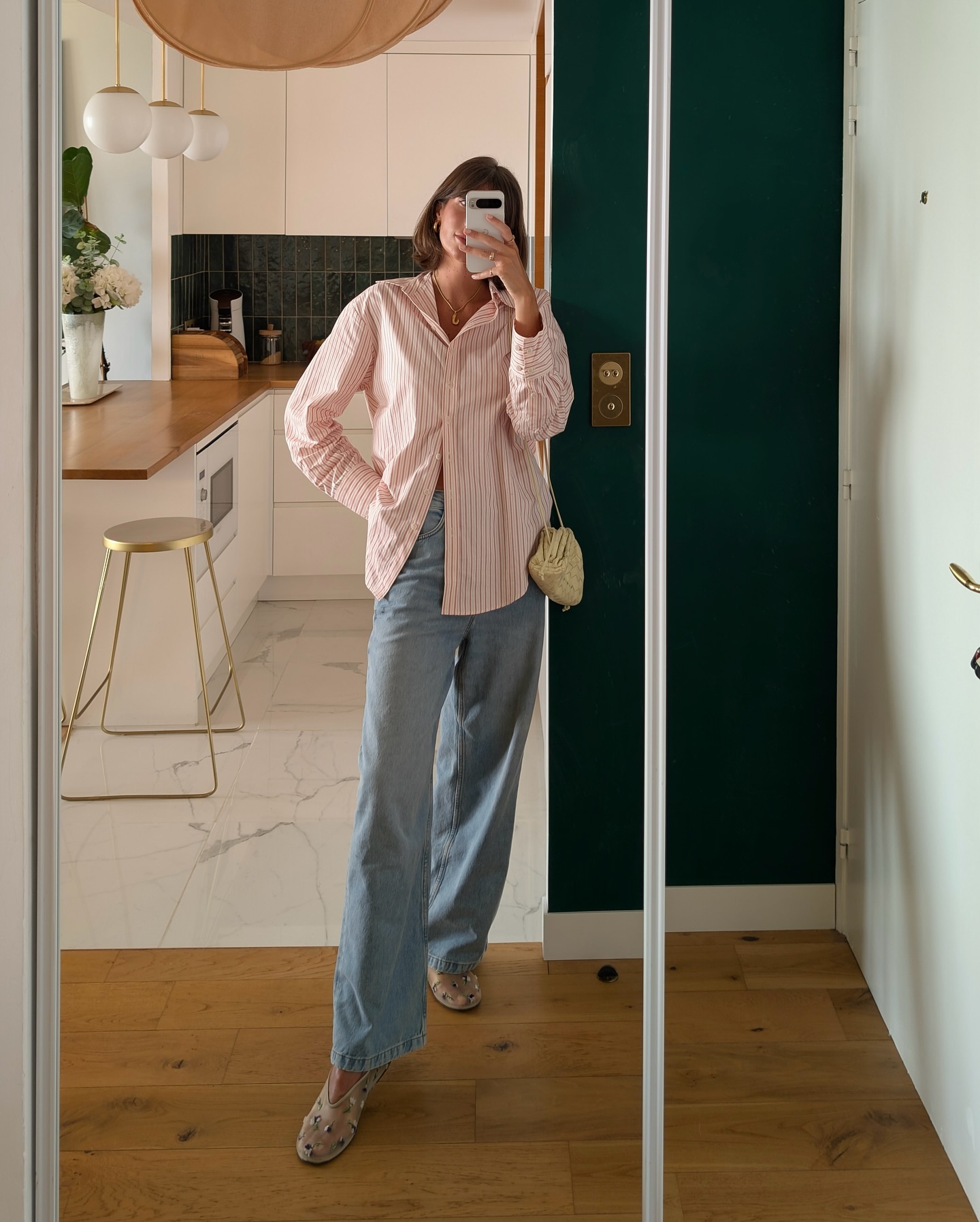 Phụ nữ Ph&aacute;p diện đồ m&agrave;u sắc rất kh&eacute;o với 4 c&ocirc;ng thức nổi bật m&agrave; vẫn tinh tế- Ảnh 5.