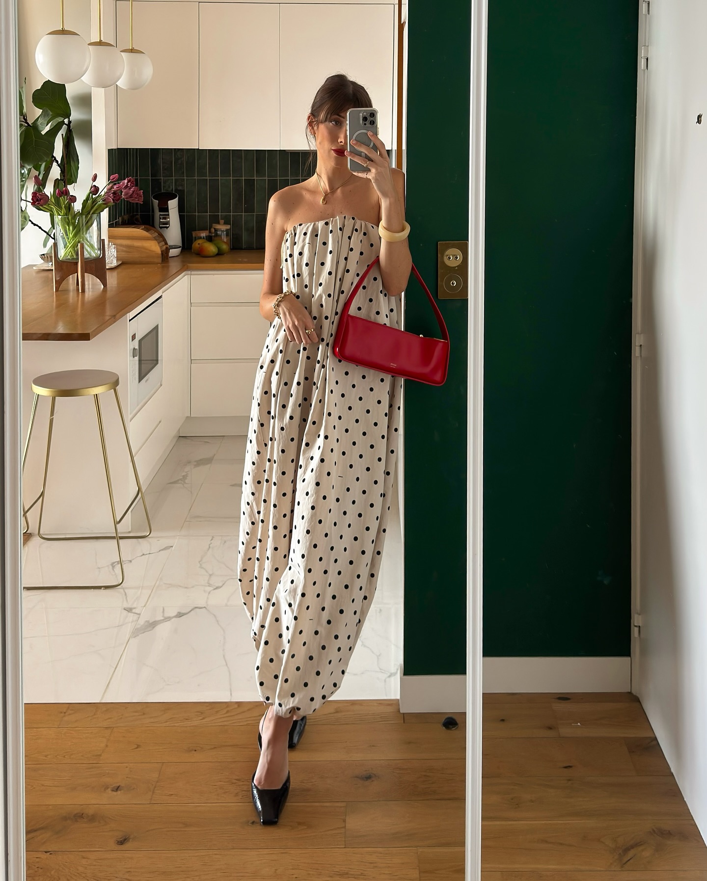 Phụ nữ Ph&aacute;p diện đồ m&agrave;u sắc rất kh&eacute;o với 4 c&ocirc;ng thức nổi bật m&agrave; vẫn tinh tế- Ảnh 3.