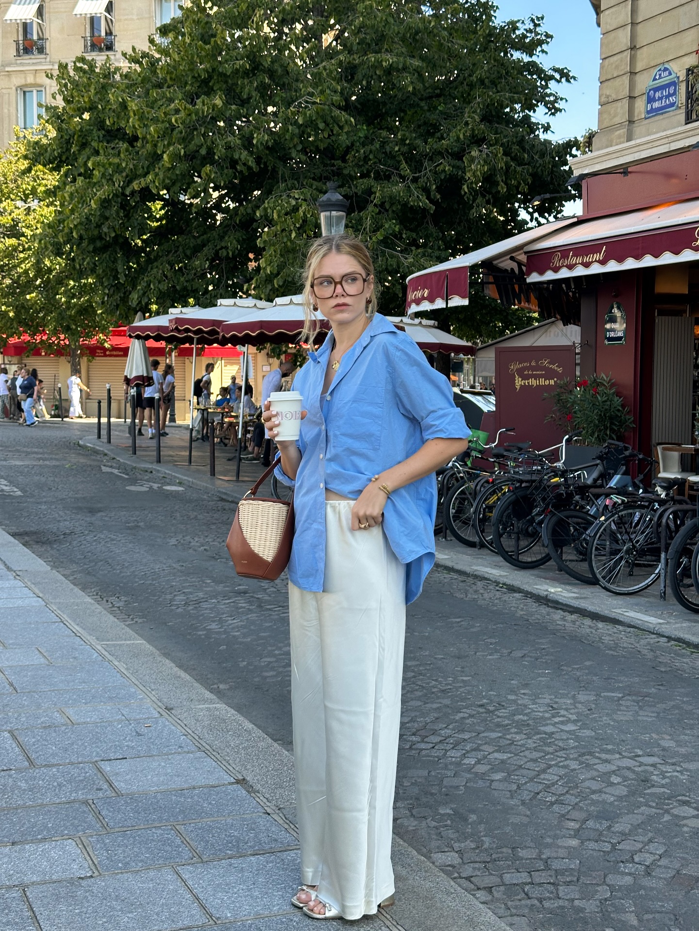 Phụ nữ Ph&aacute;p diện đồ m&agrave;u sắc rất kh&eacute;o với 4 c&ocirc;ng thức nổi bật m&agrave; vẫn tinh tế- Ảnh 1.