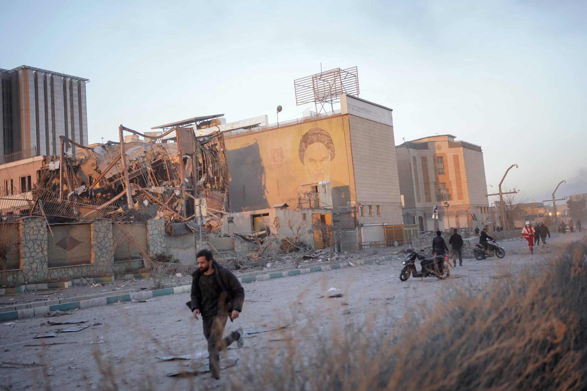 Ch&ugrave;m ảnh: Nh&igrave;n lại một tuần Iran ch&igrave;m trong cuộc xung đột "chưa từng c&oacute;"- Ảnh 31.