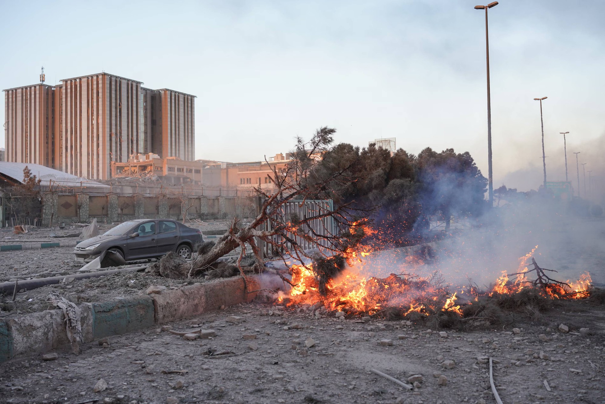 Ch&ugrave;m ảnh: Nh&igrave;n lại một tuần Iran ch&igrave;m trong cuộc xung đột "chưa từng c&oacute;"- Ảnh 29.