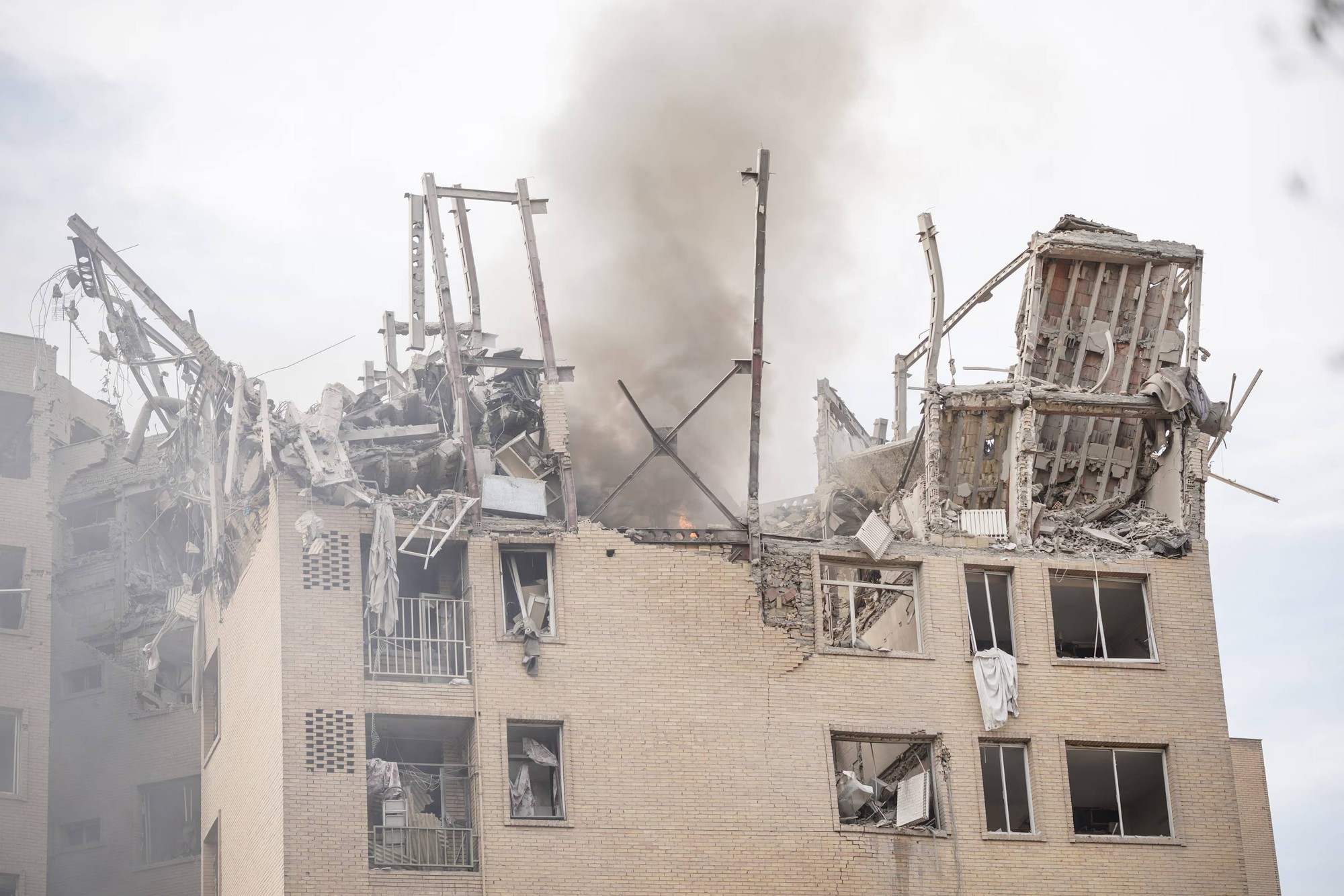 Ch&ugrave;m ảnh: Nh&igrave;n lại một tuần Iran ch&igrave;m trong cuộc xung đột "chưa từng c&oacute;"- Ảnh 20.