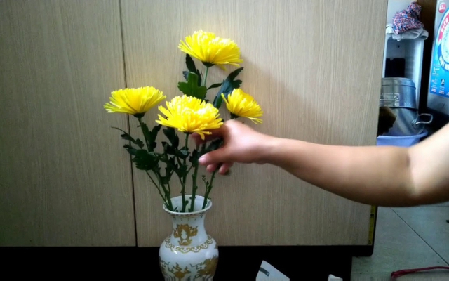 Cảnh b&aacute;o đặc biệt tới c&aacute;c gia đ&igrave;nh đang cắm hoa c&uacute;c tr&ecirc;n b&agrave;n thờ ng&agrave;y Rằm, m&ugrave;ng 1- Ảnh 3.