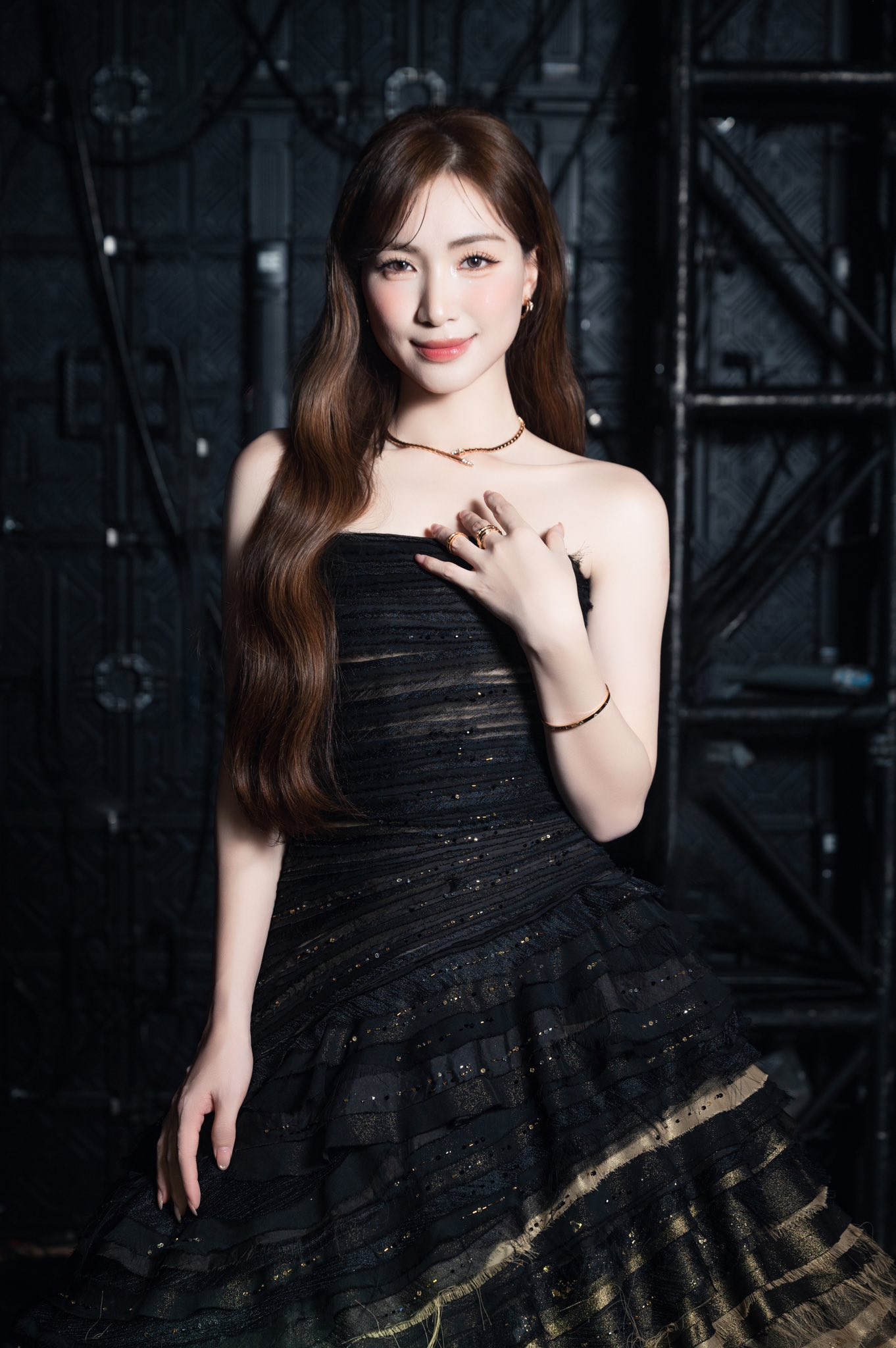 Kh&ocirc;ng phải MV, đ&acirc;y ch&iacute;nh l&agrave; chồng sắp cưới của Ho&agrave; Minzy!- Ảnh 8.