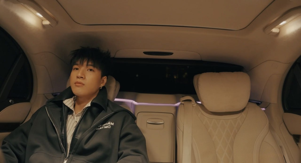 HIEUTHUHAI đ&aacute;nh &uacute;p cả đ&aacute;m đ&ocirc;ng &ugrave;a ra phố đi bộ, n&aacute;o động cả khu đường bị bảo an &ldquo;tu&yacute;t c&ograve;i&rdquo;- Ảnh 3.