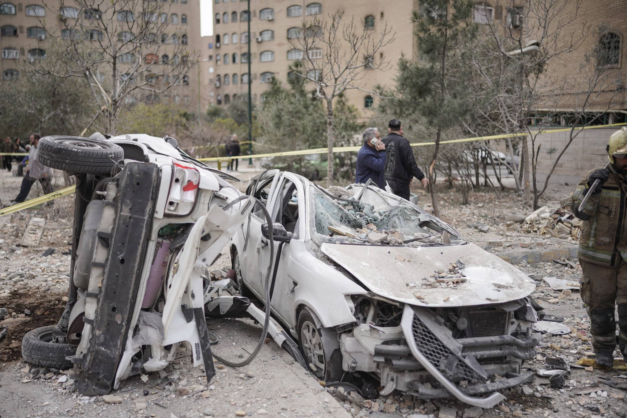 Ch&ugrave;m ảnh: Nh&igrave;n lại một tuần Iran ch&igrave;m trong cuộc xung đột "chưa từng c&oacute;"- Ảnh 19.