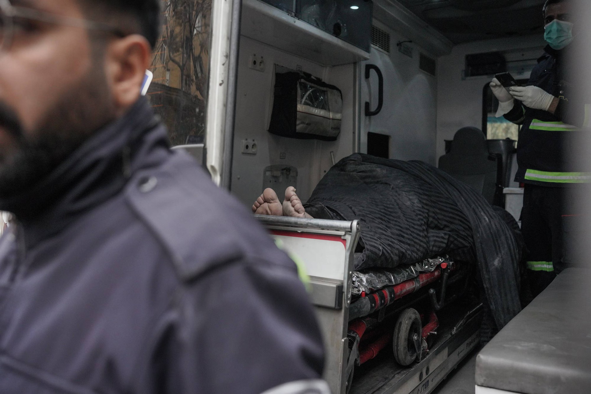 Ch&ugrave;m ảnh: Nh&igrave;n lại một tuần Iran ch&igrave;m trong cuộc xung đột "chưa từng c&oacute;"- Ảnh 26.