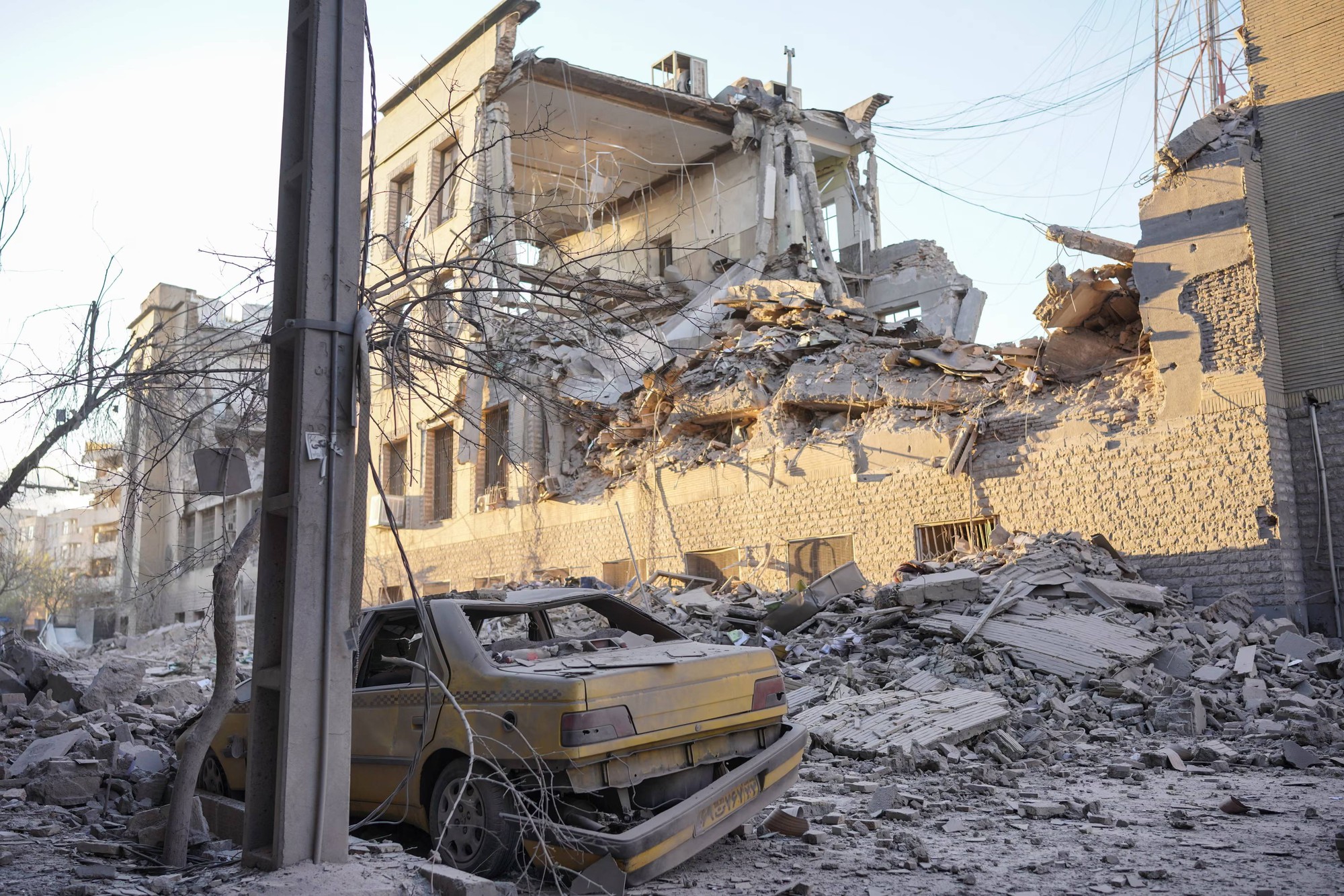 Ch&ugrave;m ảnh: Nh&igrave;n lại một tuần Iran ch&igrave;m trong cuộc xung đột "chưa từng c&oacute;"- Ảnh 30.