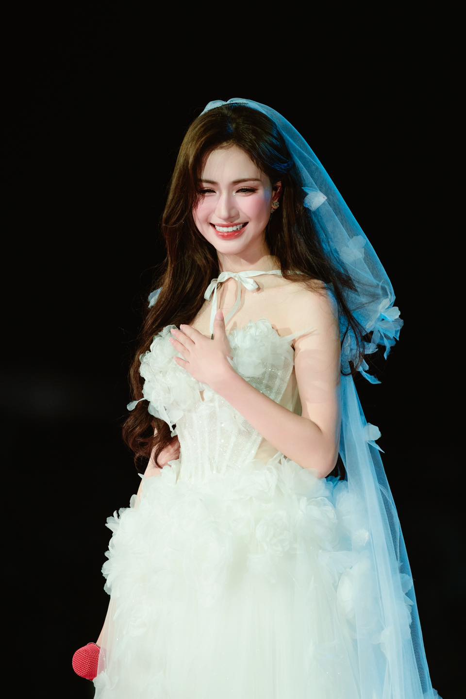 Cuối c&ugrave;ng th&igrave; Ho&agrave; Minzy kh&ocirc;ng cần phải rưng rưng ước ao về một h&ocirc;n lễ trong mơ nữa!- Ảnh 6.