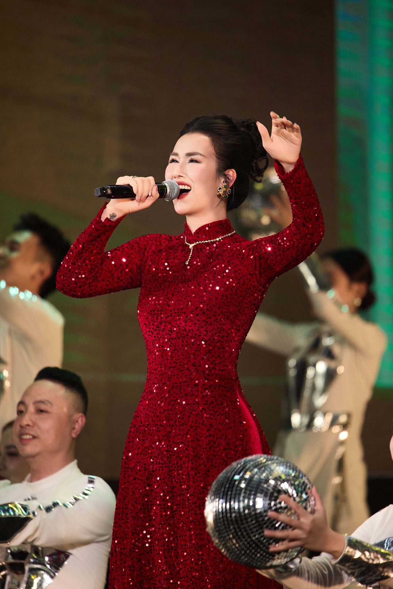 Mẹ 2 con nhận c&uacute;p v&agrave;ng của Ban Tuy&ecirc;n Gi&aacute;o: Giảng vi&ecirc;n Nhạc viện đắt show bậc nhất, chồng đại gia nước ngo&agrave;i chi tiền tỷ l&agrave;m MV- Ảnh 4.