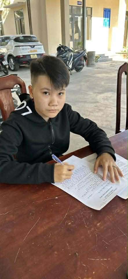 Cầm dao "m&uacute;a" giữa phố, thiếu ni&ecirc;n bị c&ocirc;ng an triệu tập- Ảnh 1.