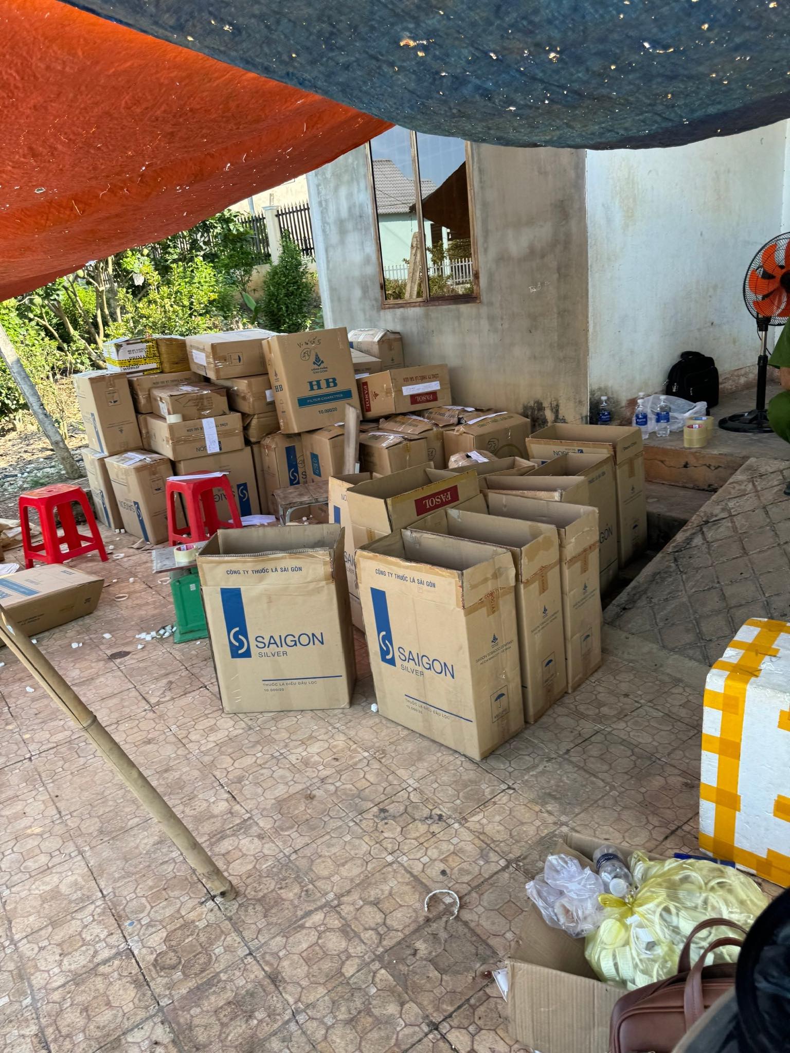 Triệt ph&aacute; "đại c&ocirc;ng xưởng" nước hoa giả ở Đồng Nai, h&agrave;ng chục ng&agrave;n chai "Ivy Dubai", "Taif Emarat" đ&atilde; được tuồn ra thị trường- Ảnh 1.