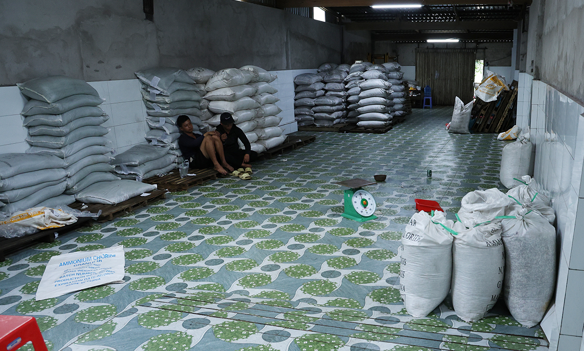 Ập v&agrave;o cửa h&agrave;ng vật tư Thu Hồng 1, c&ocirc;ng an ph&aacute;t hiện b&iacute; mật động trời- Ảnh 1.