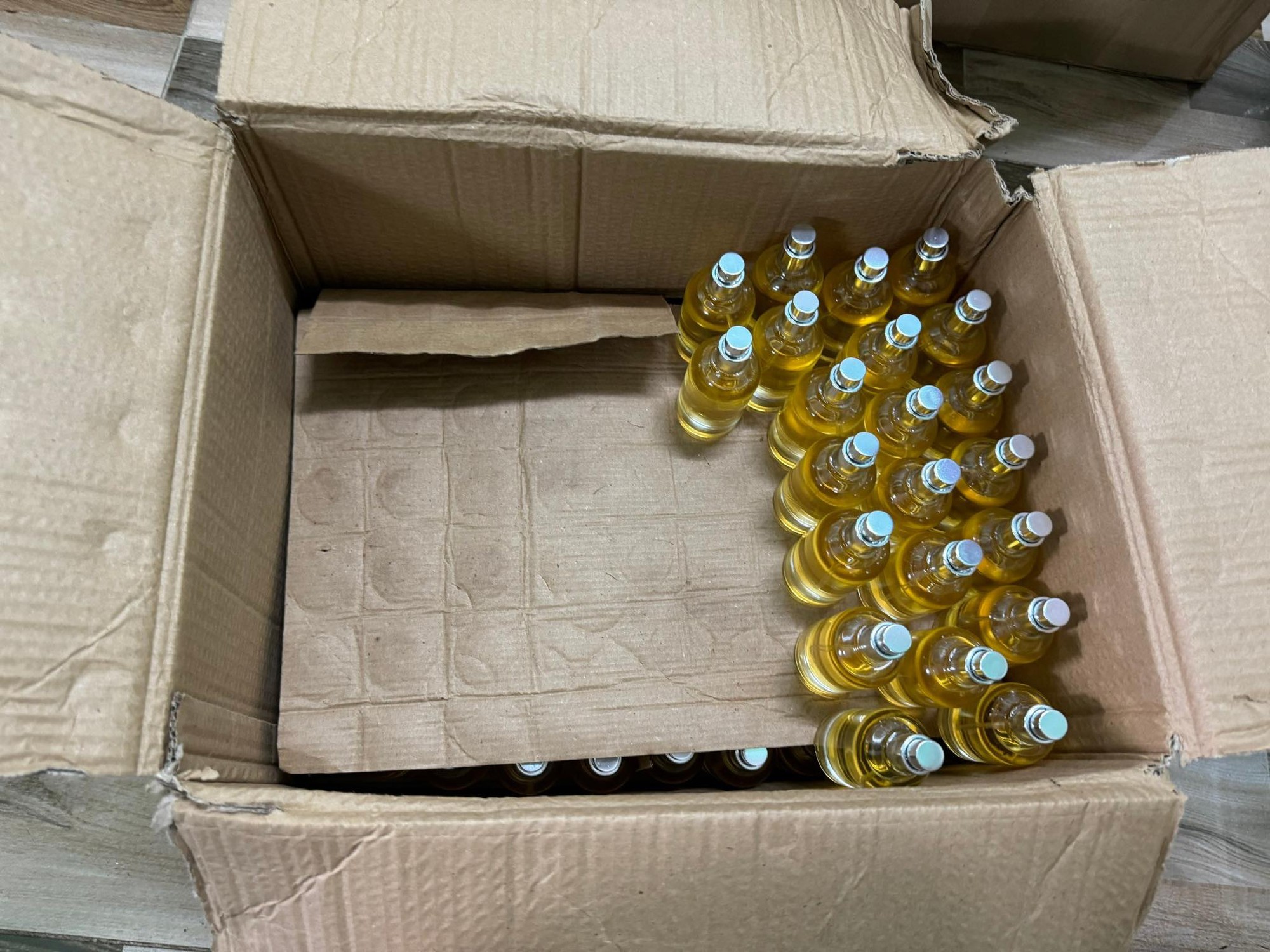 Triệt ph&aacute; "đại c&ocirc;ng xưởng" nước hoa giả ở Đồng Nai, h&agrave;ng chục ng&agrave;n chai "Ivy Dubai", "Taif Emarat" đ&atilde; được tuồn ra thị trường- Ảnh 3.