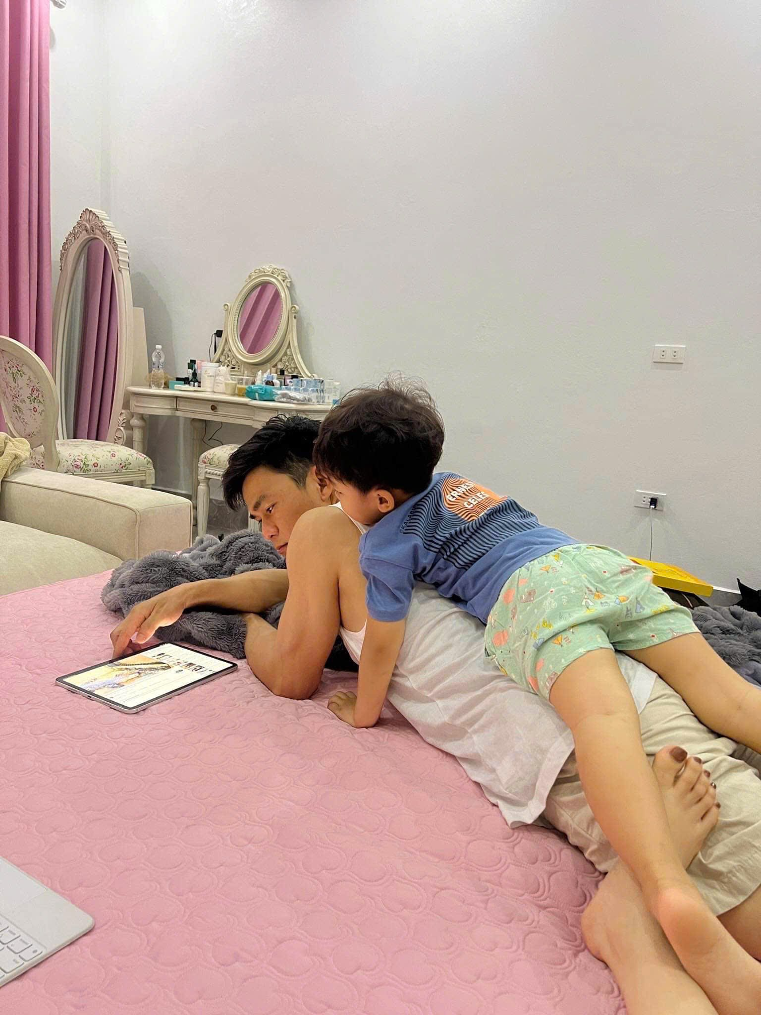 B&eacute; Bo quấn qu&yacute;t b&ecirc;n Đại u&yacute; Thăng Văn Cương: Ho&agrave; Minzy chờ đợi 3 năm để được c&ocirc;ng bố, thương!- Ảnh 2.