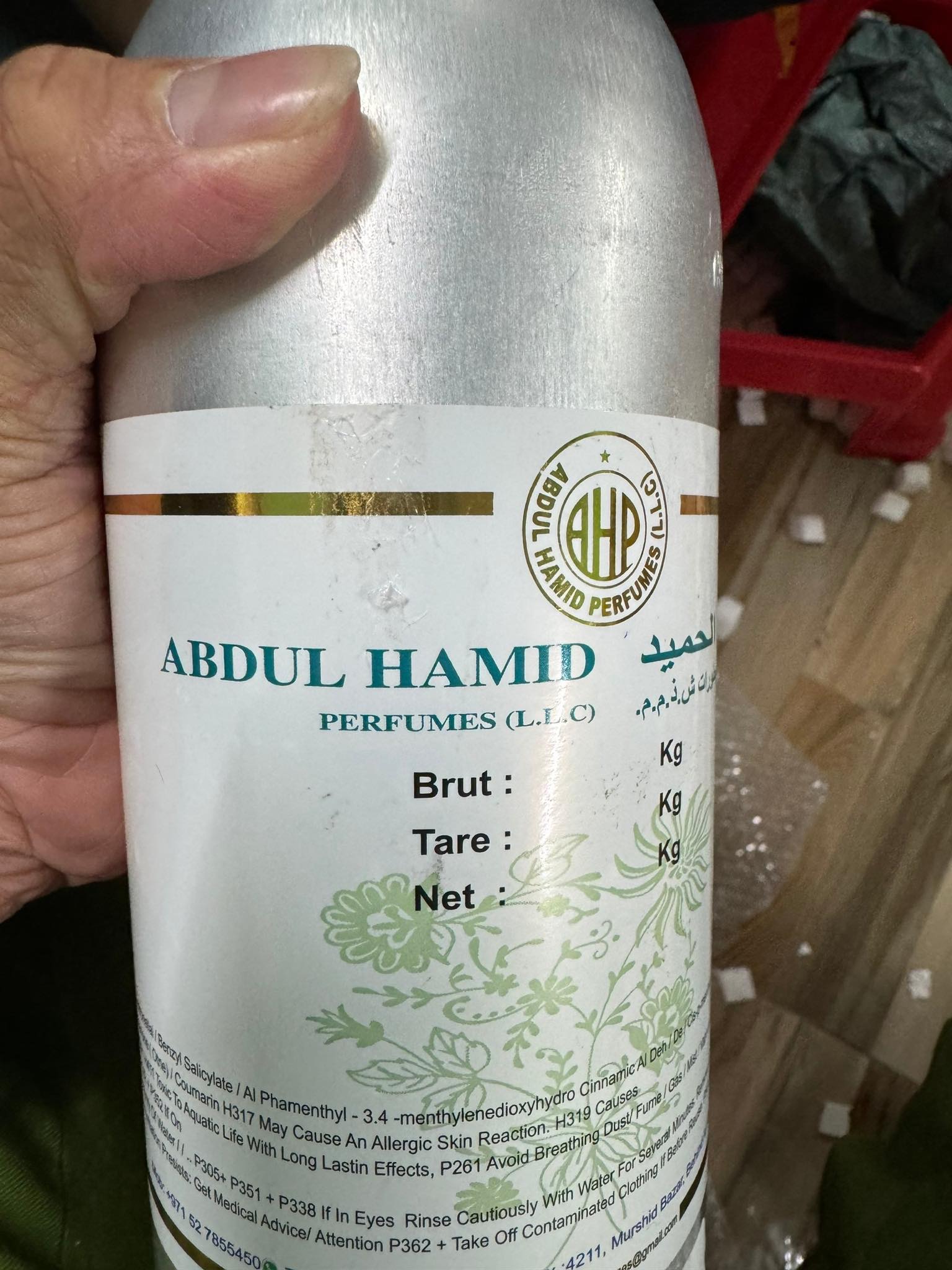 Triệt ph&aacute; "đại c&ocirc;ng xưởng" nước hoa giả ở Đồng Nai, h&agrave;ng chục ng&agrave;n chai "Ivy Dubai", "Taif Emarat" đ&atilde; được tuồn ra thị trường- Ảnh 2.