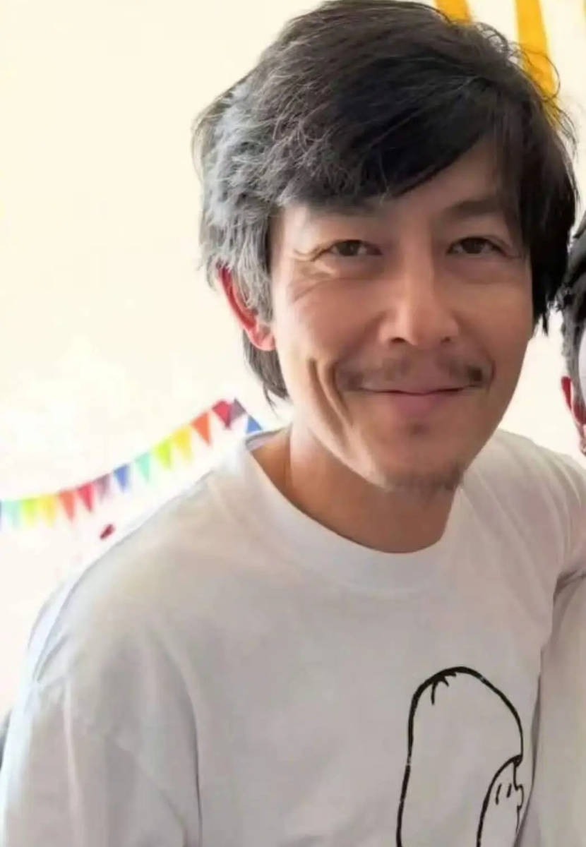 "Badboy kh&eacute;t tiếng" gầy rộc gi&agrave; ch&aacute;t g&acirc;y sốc, v&igrave; 1.300 tấm ảnh m&agrave; vĩnh viễn bị showbiz "cấm cửa"- Ảnh 5.