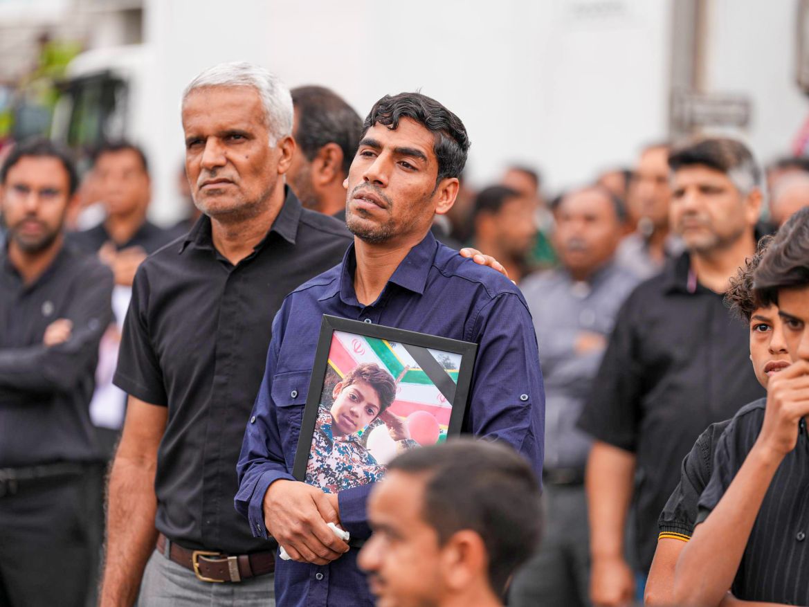 Ch&ugrave;m ảnh: Nh&igrave;n lại một tuần Iran ch&igrave;m trong cuộc xung đột "chưa từng c&oacute;"- Ảnh 7.