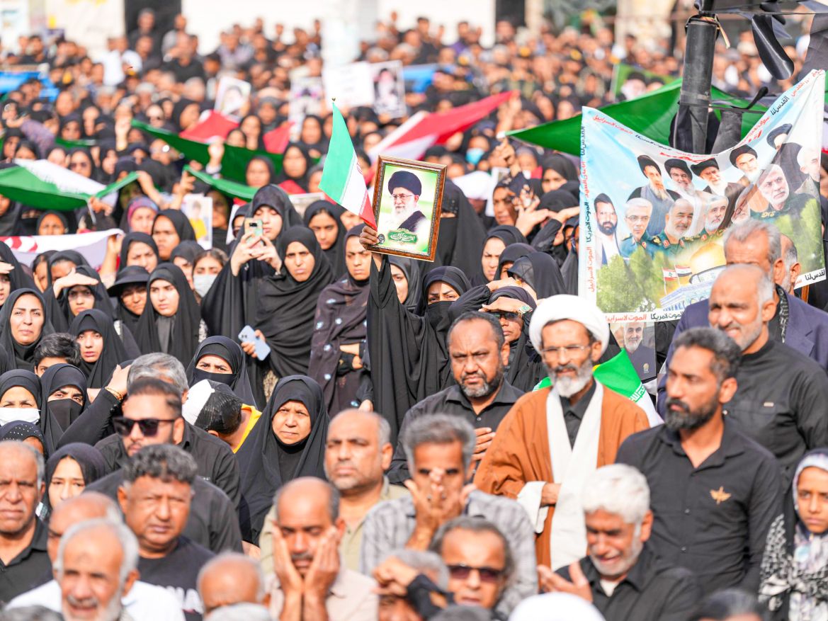 Ch&ugrave;m ảnh: Nh&igrave;n lại một tuần Iran ch&igrave;m trong cuộc xung đột "chưa từng c&oacute;"- Ảnh 9.