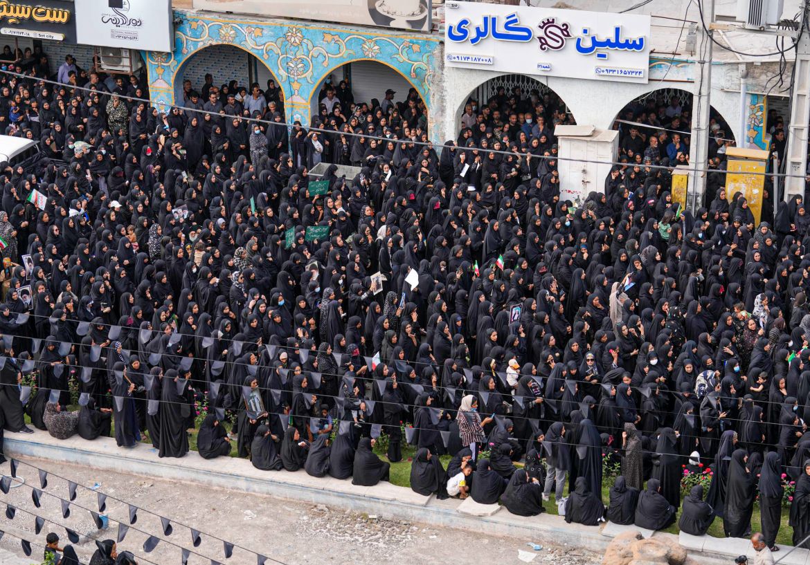 Ch&ugrave;m ảnh: Nh&igrave;n lại một tuần Iran ch&igrave;m trong cuộc xung đột "chưa từng c&oacute;"- Ảnh 10.