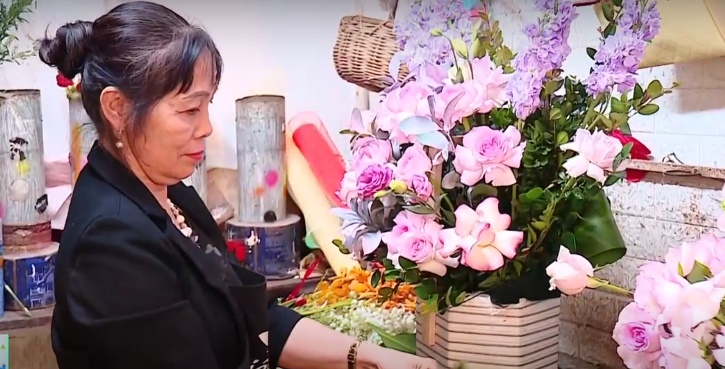 Thị trường hoa 8/3: Gi&aacute; tăng, kh&aacute;ch chọn b&oacute; hoa vừa t&uacute;i tiền- Ảnh 2.