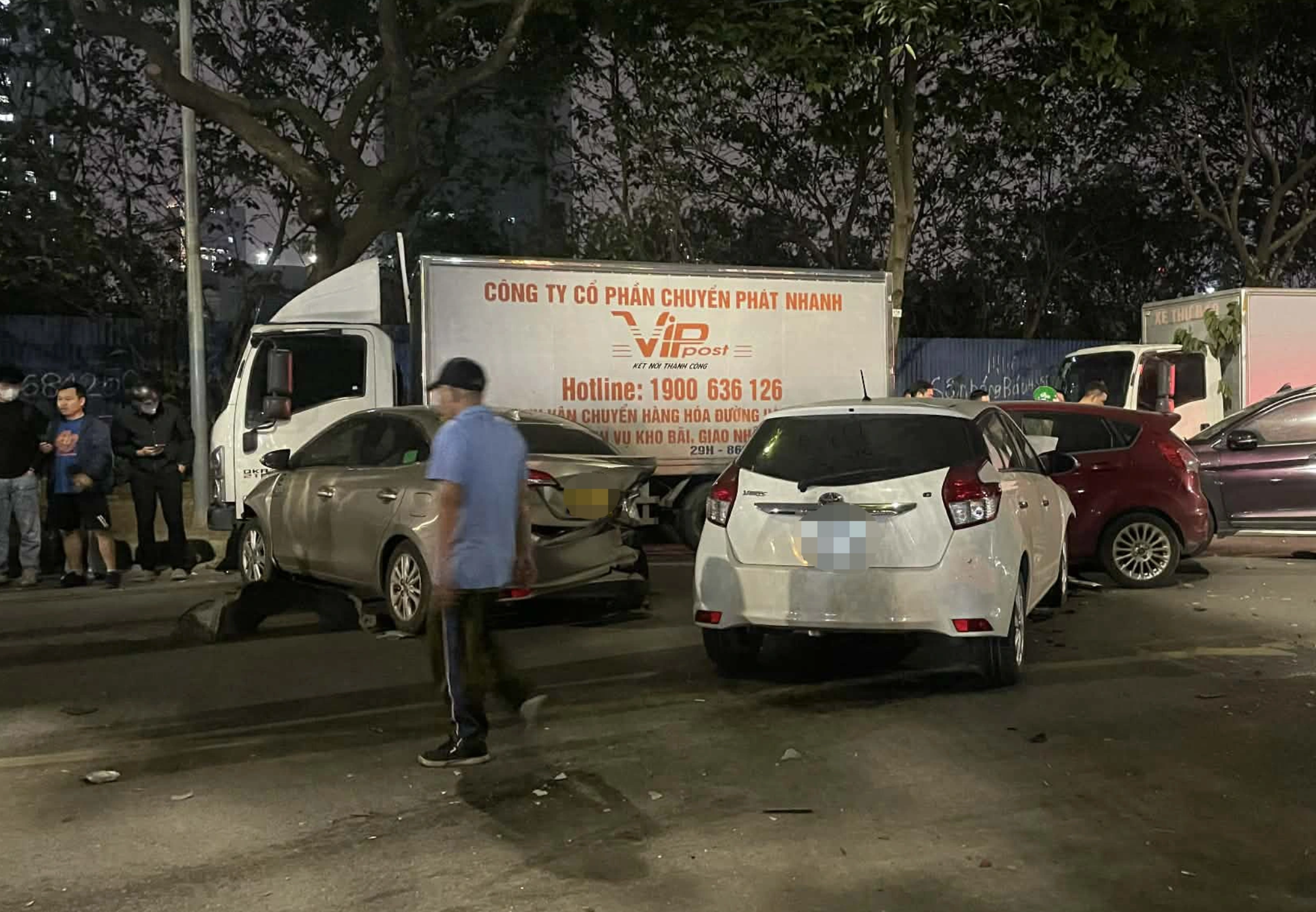 Kết quả kiểm tra nồng độ cồn của tài xế ô tô lao như tên bắn, tông liên tiếp nhiều phương tiện- Ảnh 2.